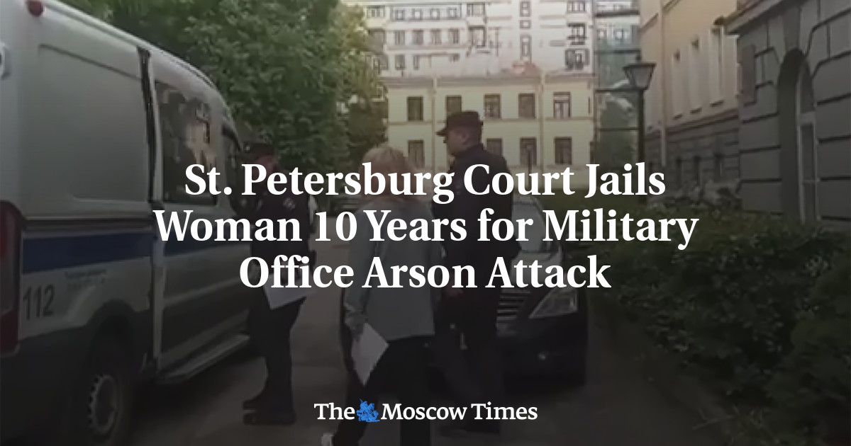 Суд Петербурга приговорил женщину к 10 годам колонии за поджог военкомата