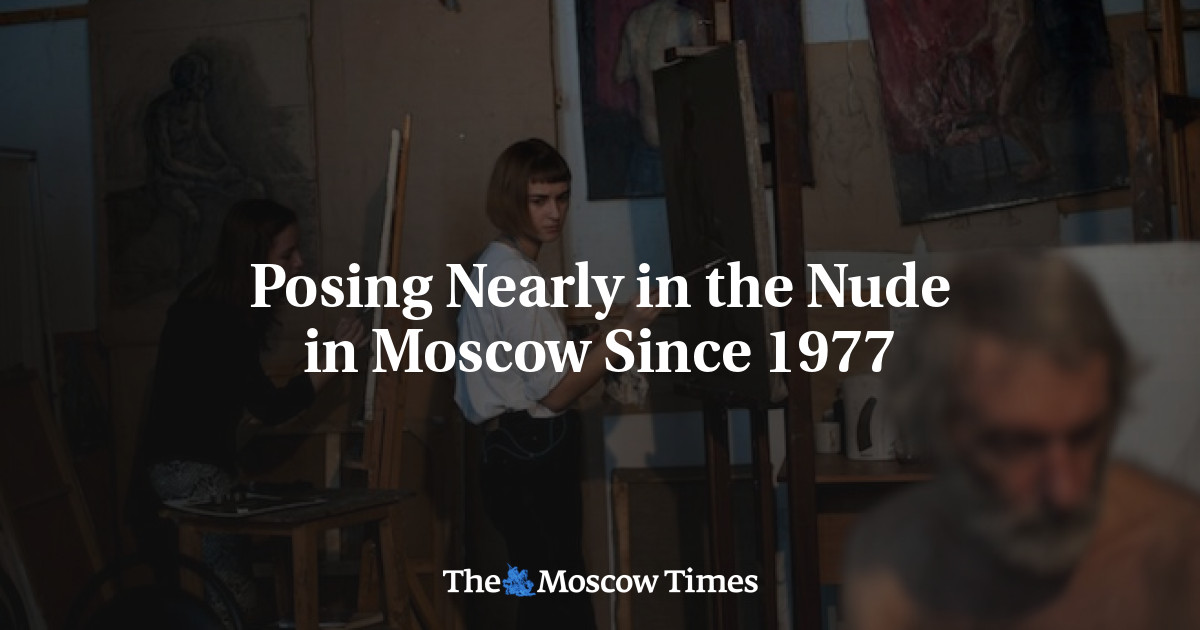 Berpose nyaris telanjang di Moskow sejak 1977