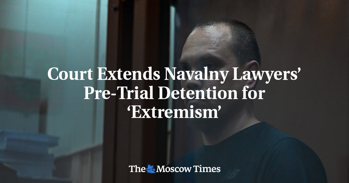 Суд продлил срок содержания под стражей адвокатам Навального за «экстремизм»
