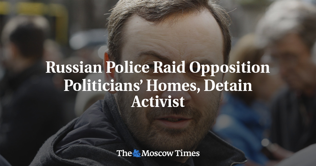 Polisi Rusia menggerebek rumah politisi oposisi dan menahan aktivis