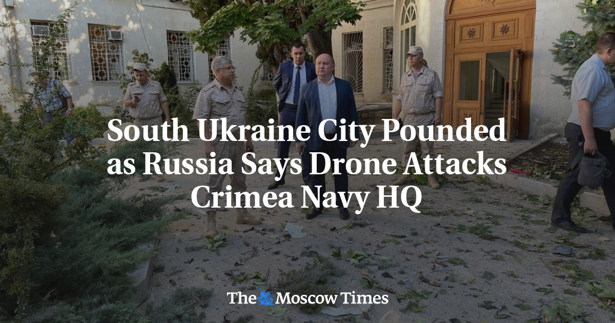 Город на юге Украины подвергся обстрелу после того, как Россия заявила, что беспилотники атаковали штаб ВМС Крыма