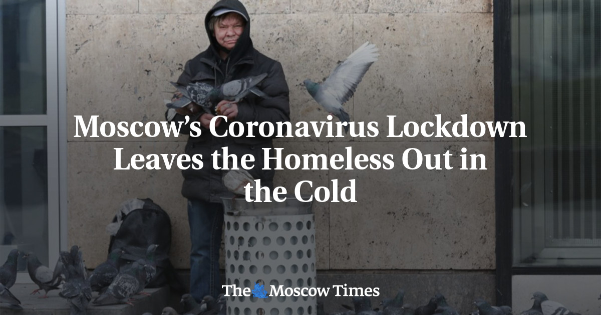 Penguncian wilayah akibat virus corona di Moskow membuat para tunawisma kedinginan
