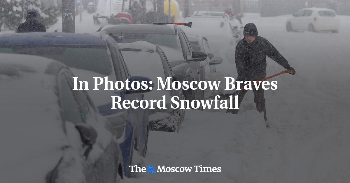 In Photos: Moscow Braves Record Snowfall
