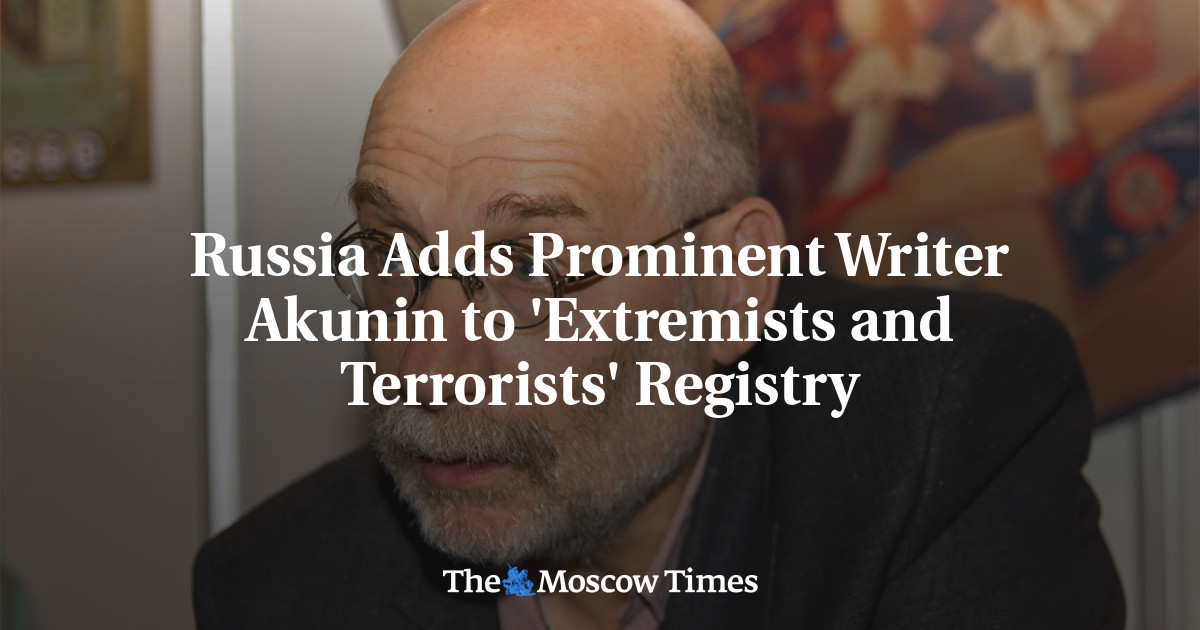 Russia Adds Prominent Writer Akunin to 'Extremists and Terrorists' Registry