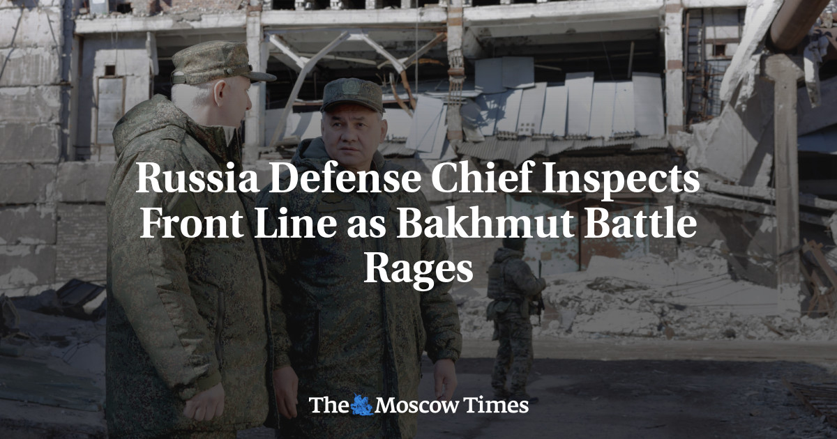 Kepala pertahanan Rusia memeriksa garis depan saat pertempuran Bakhmut berkecamuk