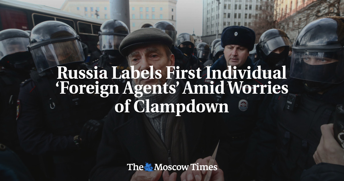 Rusia memberi label ‘agen asing’ individu pertama di tengah kekhawatiran tindakan keras