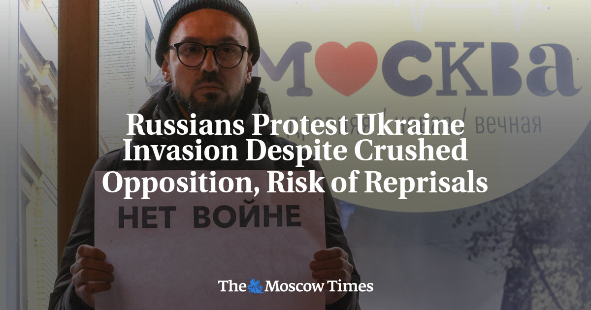 Orang Rusia memprotes invasi Ukraina meskipun ada perlawanan yang dihancurkan, risiko pembalasan