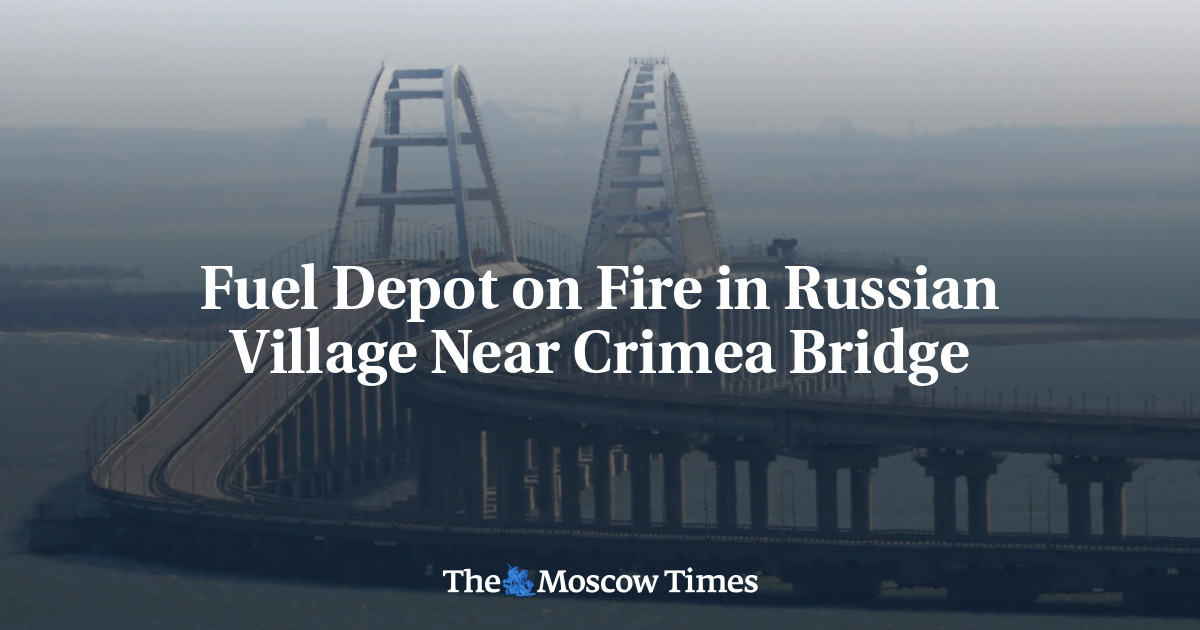 Ein brennendes Tanklager in einem russischen Dorf nahe der Krimbrücke