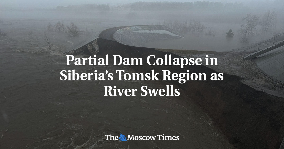 Teilweiser Einsturz eines Staudamms in der Region Tomsk in Sibirien, als der Fluss anschwillt