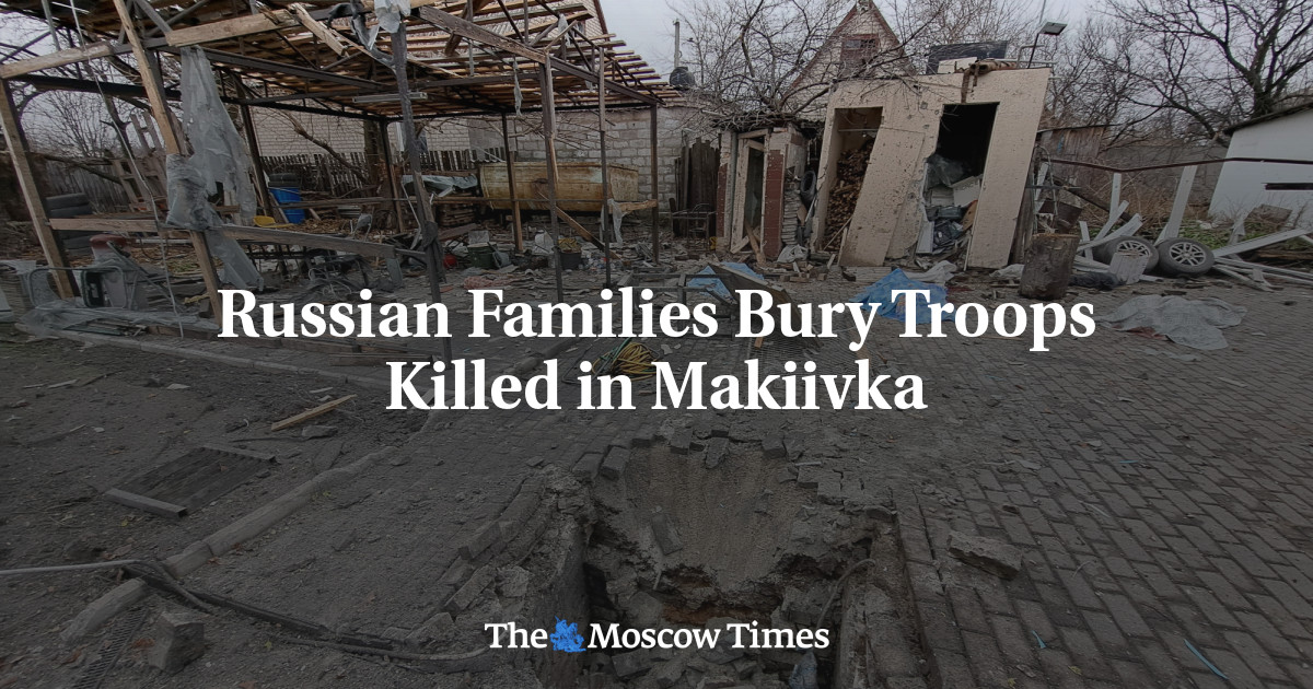 Russische Familien begraben die in Makevka getöteten Truppen