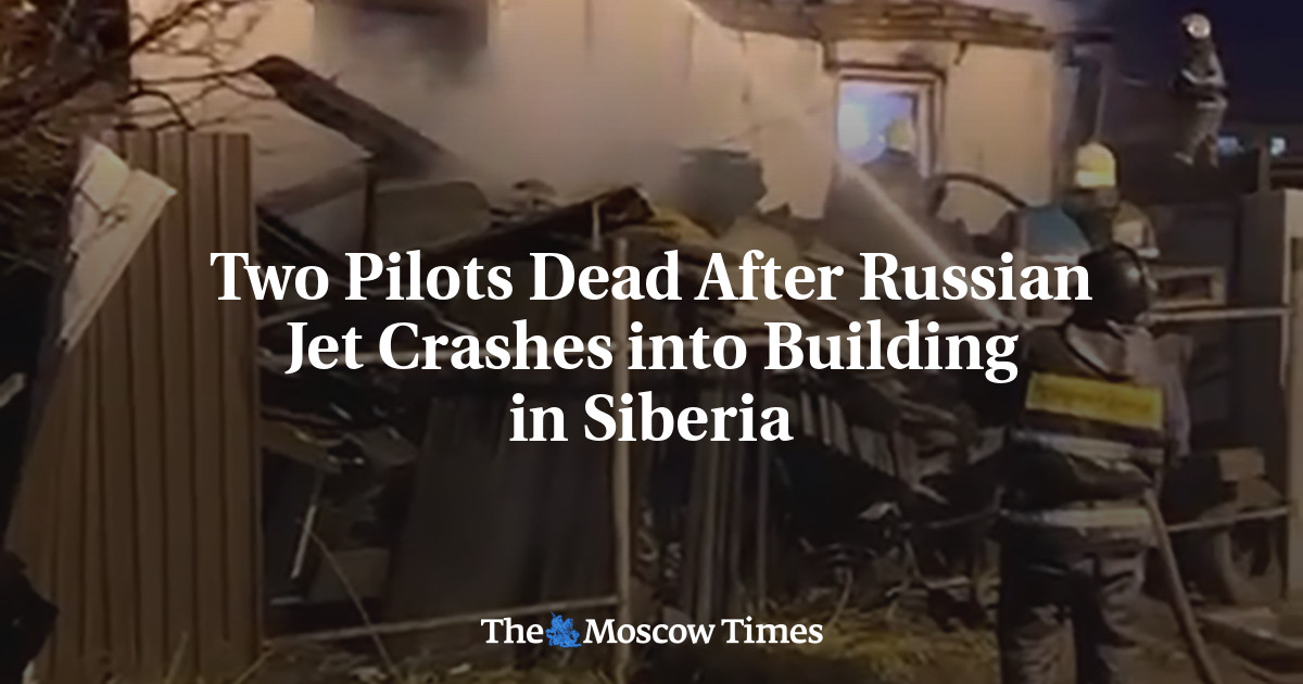 Два пилота погибли после того, как российский самолет врезался в здание в Сибири