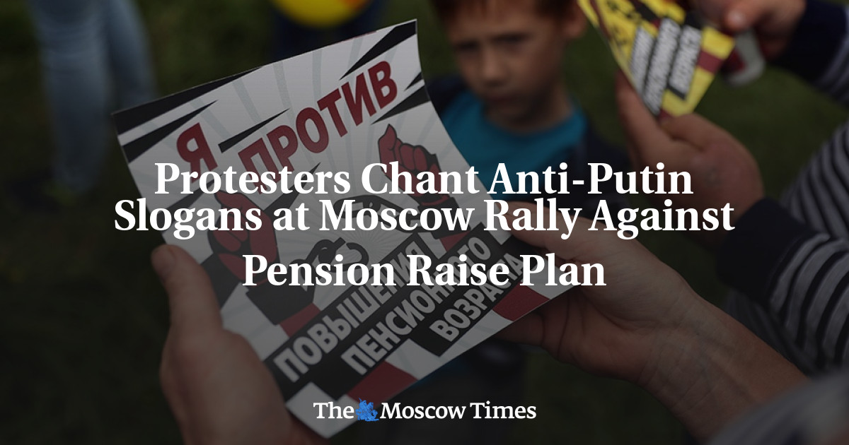 Para pengunjuk rasa meneriakkan slogan-slogan Anti-Putin pada unjuk rasa di Moskow yang menentang rencana kenaikan dana pensiun