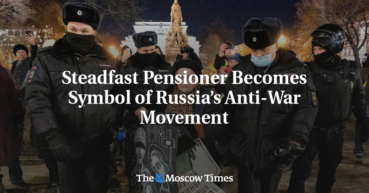 Pensiunan yang tabah menjadi simbol gerakan anti perang Rusia