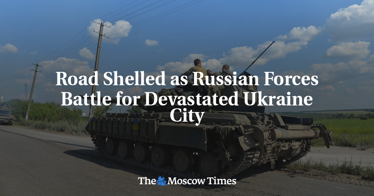 Jalan dikupas saat pasukan Rusia bertempur untuk kota Ukraina yang hancur