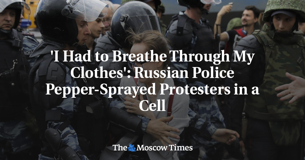 Pengunjuk rasa polisi Rusia dengan semprotan merica di sel