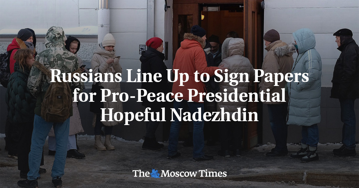Russians Line Up to Sign Papers for Pro-Peace Presidential Hopeful ...