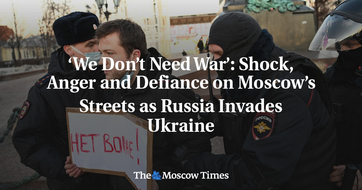 ‘Kami tidak membutuhkan perang’: keterkejutan, kemarahan, dan pembangkangan di jalan-jalan Moskow saat Rusia menginvasi Ukraina