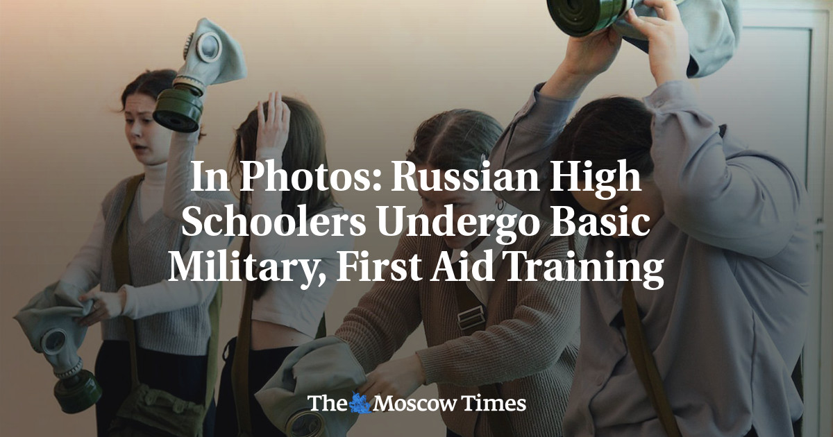 На фото: российские старшеклассники проходят базовую военную подготовку и обучение оказанию первой медицинской помощи