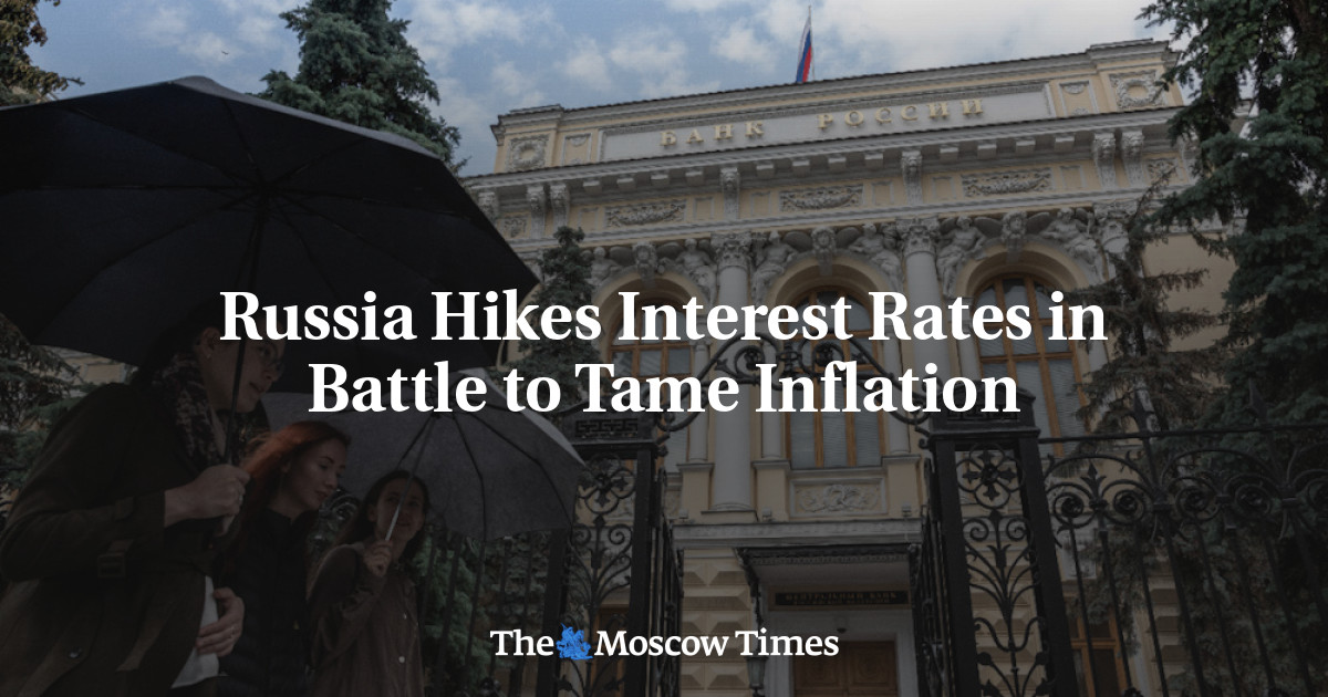 Rusia menaikkan suku bunga dalam perjuangan untuk menjinakkan inflasi