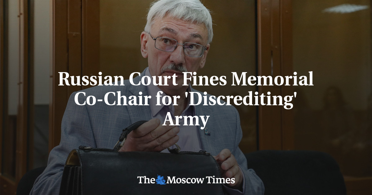 Russian Prosecutors Demand Fine for Memorial Co-Chair Over Anti-War Statements