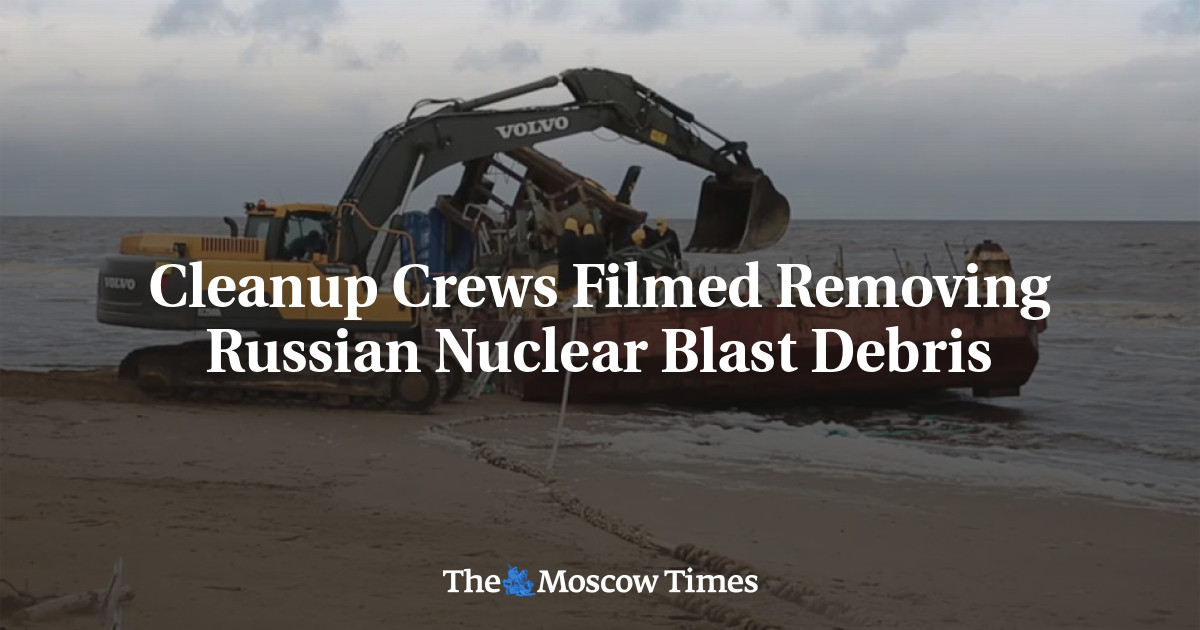 Kru pembersihan difilmkan menghilangkan puing-puing ledakan nuklir Rusia
