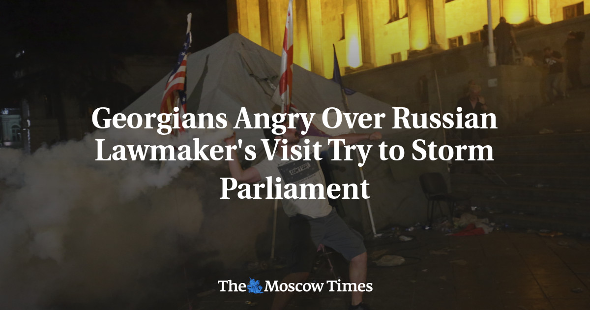 Warga Georgia yang marah atas kunjungan anggota parlemen Rusia mencoba menyerbu parlemen