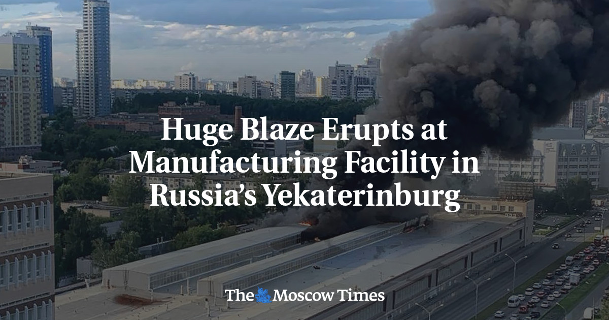 Huge Blaze Erupts at Manufacturing Facility in Russia’s Yekaterinburg