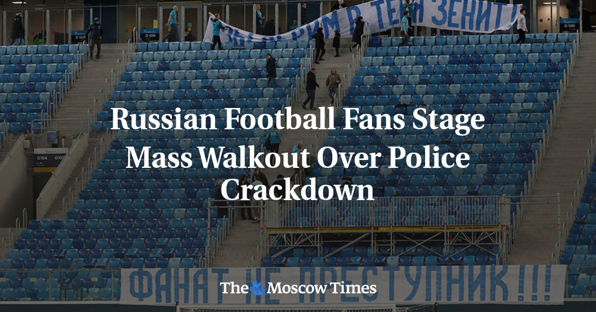 Penggemar sepak bola Rusia melakukan pemogokan massal atas tindakan keras polisi