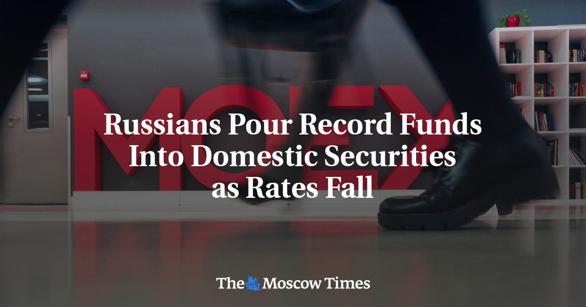 Russians Pour Record Funds Into Domestic Securities as Rates Fall