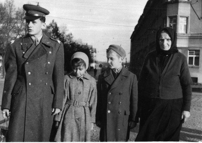 Foto keluarga dari Ukraina – Orang tua dan anak-anak