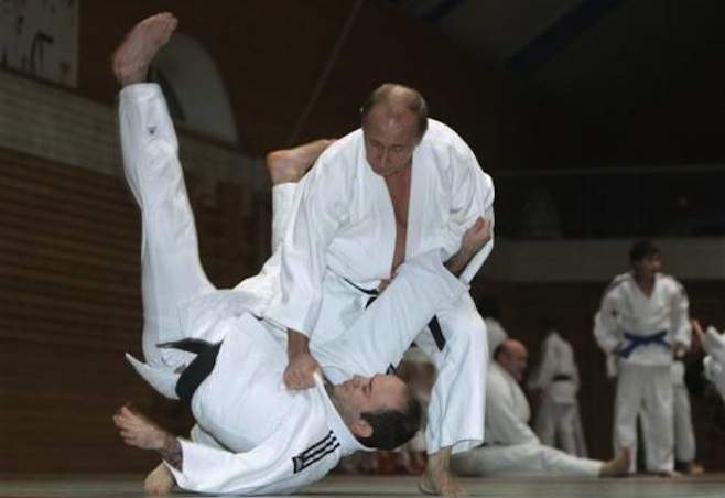 Judo-rumah-kartu.jpg