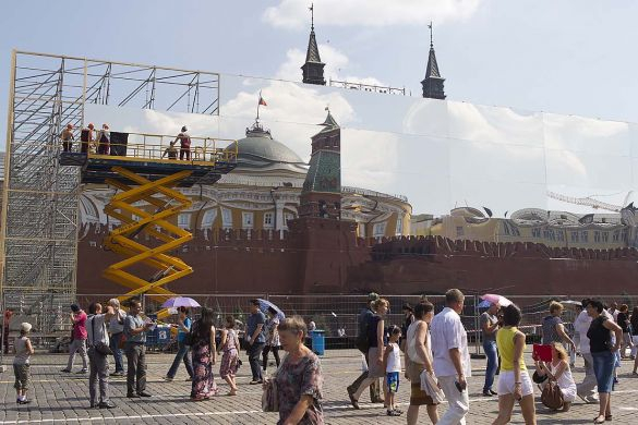 Giant Louis Vuitton trunk kicked out of Moscow