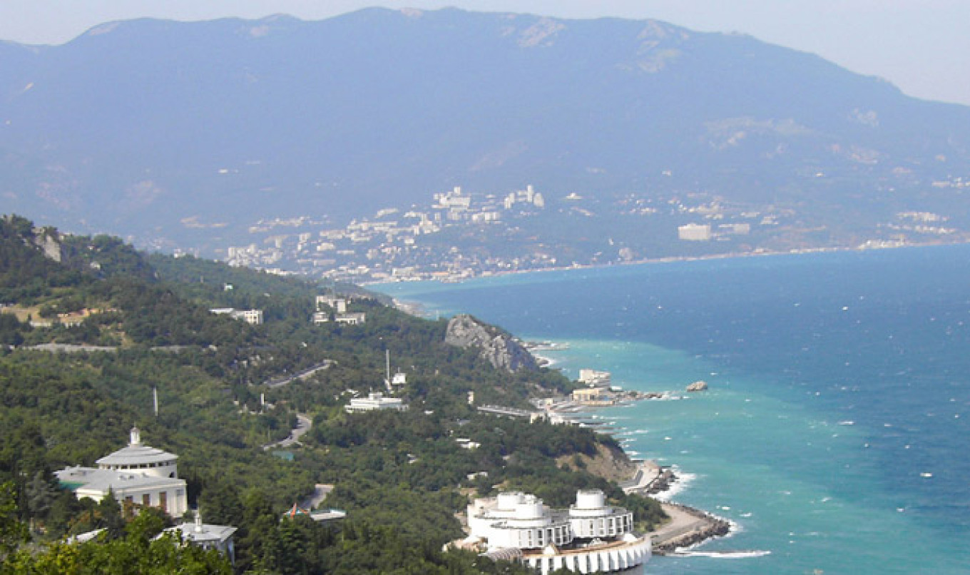 Russia Erecting Monument to 'Little Green Men' Who Took Over Crimea