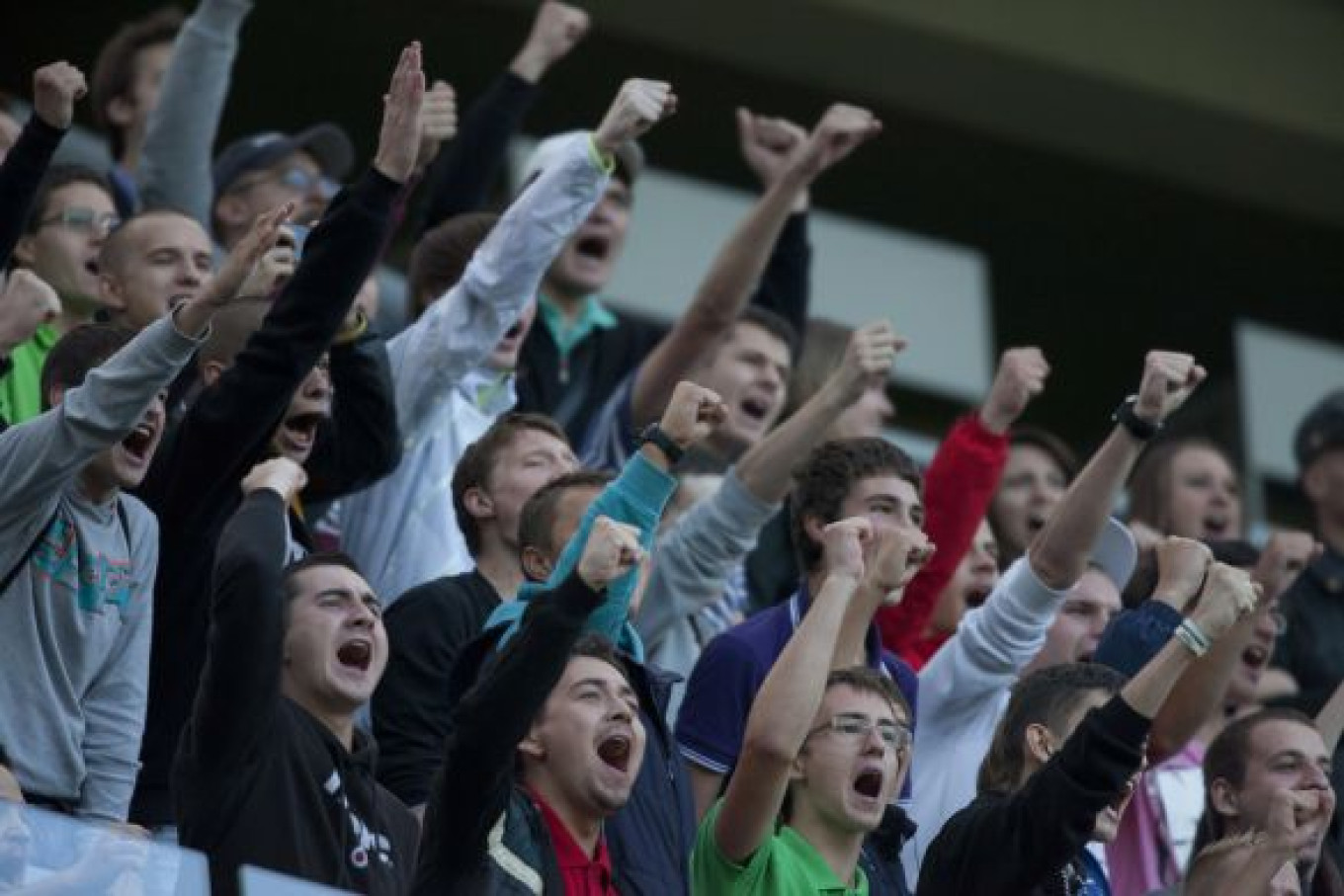 Посещение мест проведения официальных спортивных. Парни на трибунах. Школьники на трибунах. Друзья болельщики. Фанаты школьники.