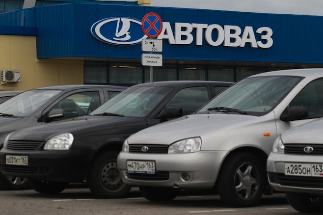 AvtoVAZ Cuts Production of Ladas as Russia's Car Market Flops
