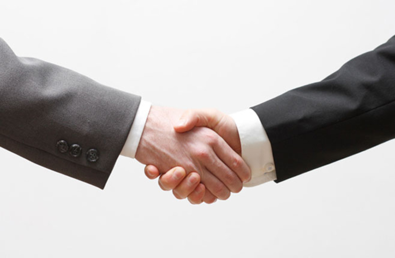 Moscow Lifehack: Being Polite in Russia 101: Hand-Shaking Rituals