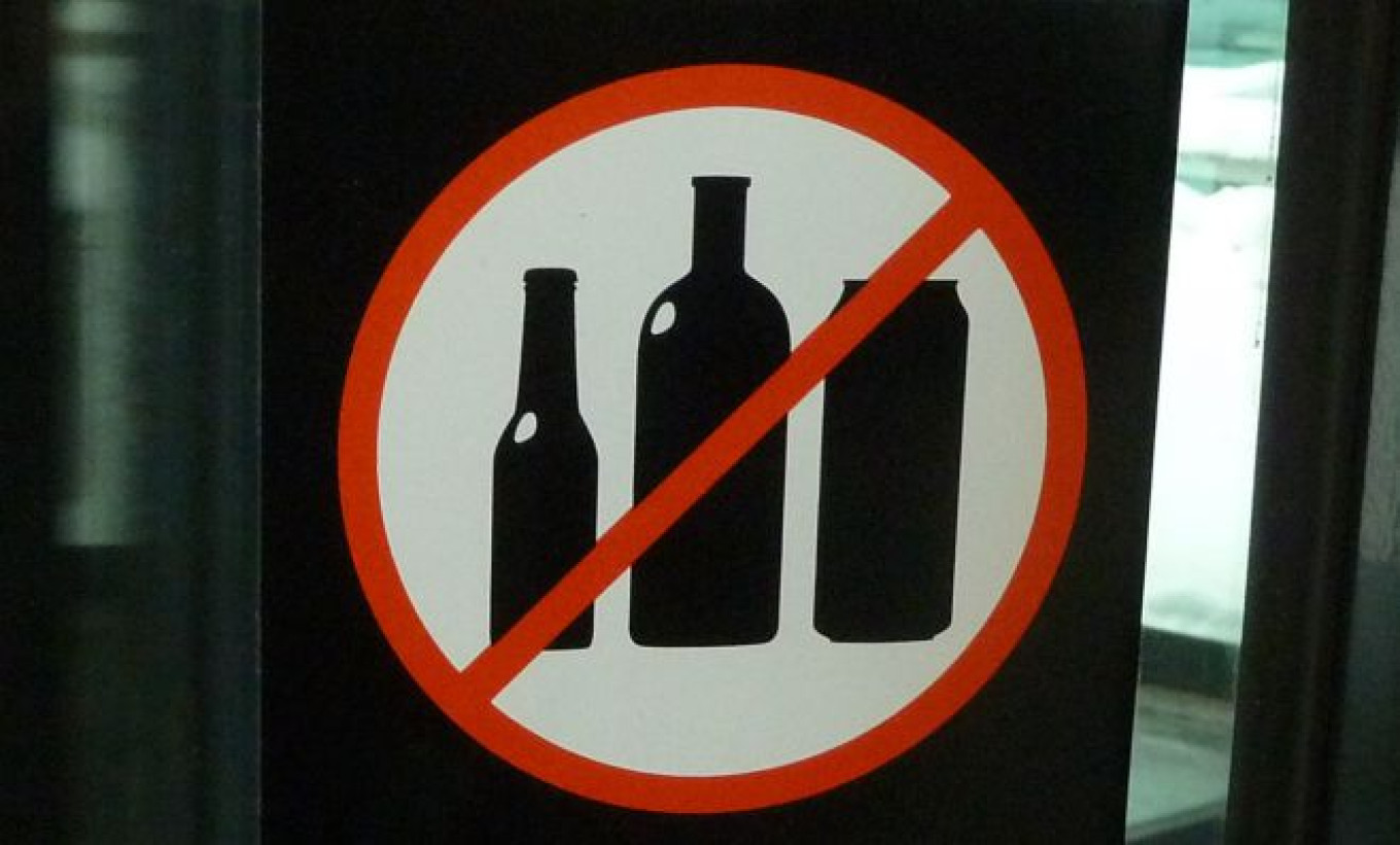 Drunk Russian Passengers Make Politician Call for Alcohol Ban on Flights