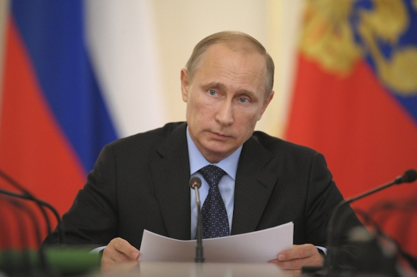 Putin Signs Law Giving Prison Terms For Internet Extremism 