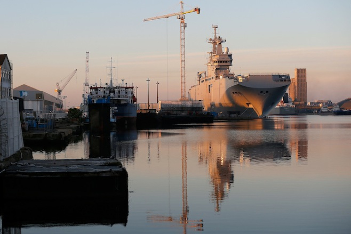 Russia Threatens to Sue France If Mistral Warship Isn't Delivered