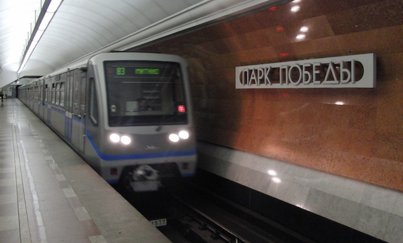 Burst Pipe Leaves Moscow Metro Passengers Soggy, Dirty