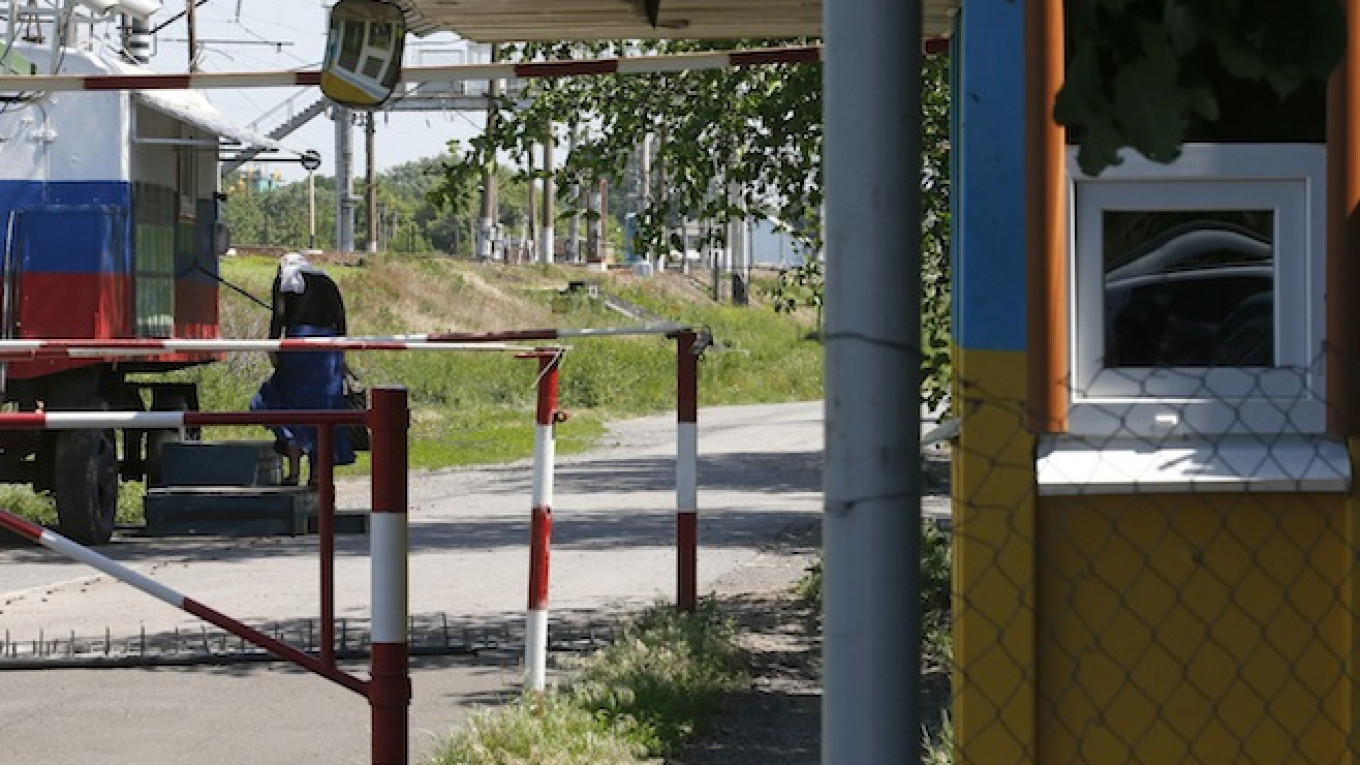 Ukraine Shuts Down 8 Checkpoints On Russian Border